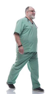 Tam gelişim. Steteskopu olan olgun bir doktor kendinden emin bir şekilde öne çıkıyor.