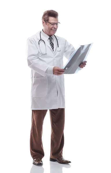 Mannlig lege som ser på en røntgenundersøkelse av en pasient. isolert på et hvitt – stockfoto