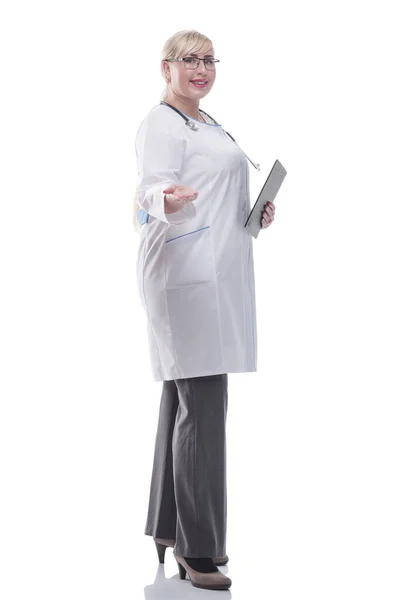 Médico fêmea amigável com prancheta olhando para você — Fotografia de Stock