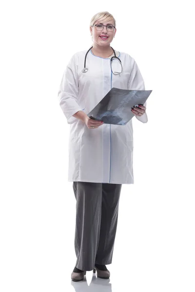Uma médica sorridente a olhar para um raio-X. isolado em um branco — Fotografia de Stock