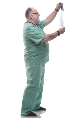 Tam gelişim. Deneyimli bir doktor hastanın röntgenine bakıyor.