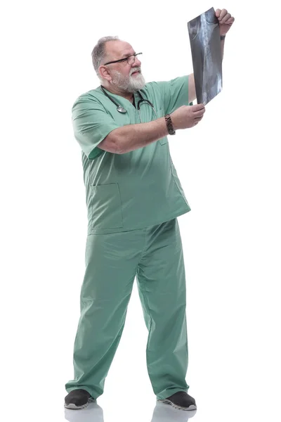 Doctor experimentado mirando una radiografía. aislado en un blanco — Foto de Stock