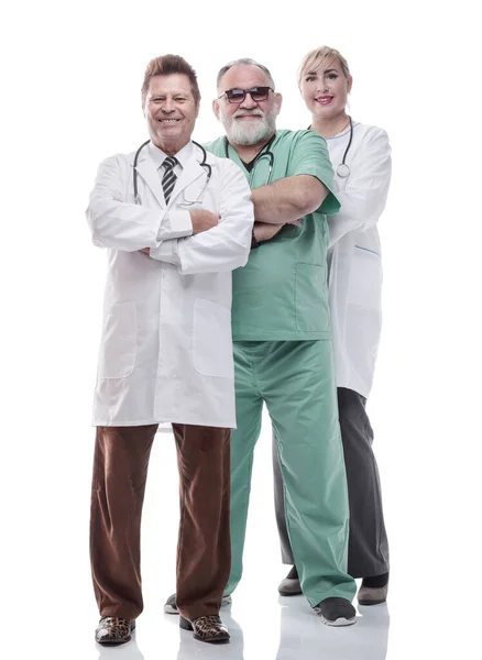 Başarılı bayan doktor meslektaşlarının önünde duruyor. — Stok fotoğraf