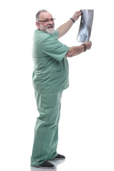 En pleno crecimiento. un médico experimentado que mira una radiografía de un paciente — Foto de Stock