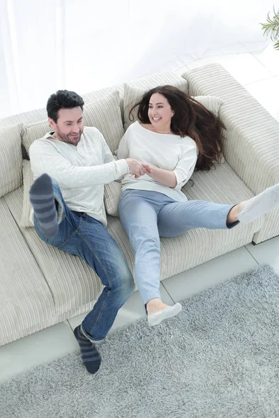 Junges Paar Vergnügt Sich Auf Der Couch Junges Paar Vergnügt Sich Auf Der Couch