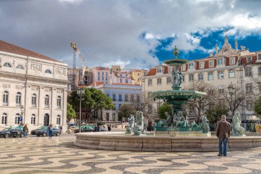 Lizbon, Portekiz, Nisan 29 - 2018. İnsanlar Dom Pedro IV kare, Rossio, Lizbon, Portekiz olarak da adlandırılan yürüyüş