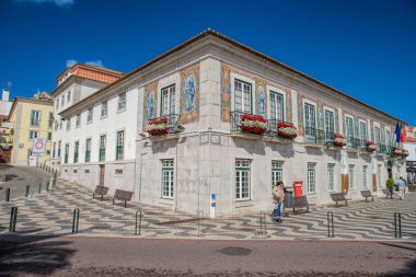 Cascais, Portekiz - 30 Nisan 2018: Seaside cityscape Cascais şehir yaz günü. Cascais Belediyesi, Portekiz.