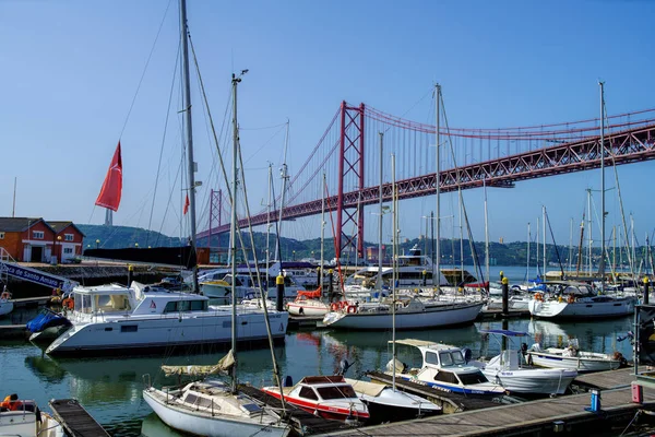 葡萄牙里斯本 2018年4月25日 豪华游艇停泊在海上码头的看法 — 图库照片