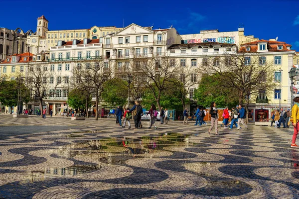 Lizbona Portugalia Kwiecień 2018 Ludzie Chodzą Dom Pedro Plac Zwany — Zdjęcie stockowe