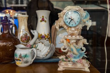 Lizbon - 25 Nisan 2018: Tipik Portekizce Hatıra Eşyası alıcılar katılımı için bir gösteri pencere üzerinde sunulmaktadır