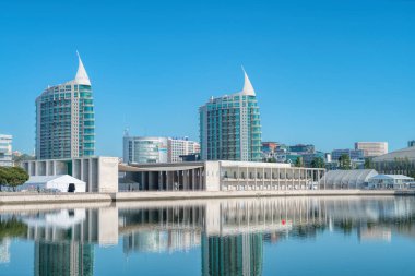 Lisbon, Portekiz - 06 Mayıs 2018: Lizbon Modern binalar Park of Nations Lizbon Expo 98 Portekiz. Sao Gabriel ve Sao Rafael çift üzerinde 06 Mayıs 2018 Milletler parkta kuleleri.
