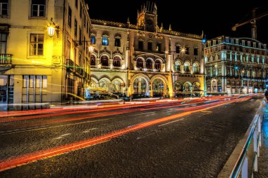Lisbon, Portekiz - 15 Nisan 2018. İnsanların önünde Rossio tren istasyonu Lizbon Portekiz Neo-Manuelin stil cephe.