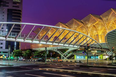 Lisbon, Portekiz - 15 Nisan 2018. Mimar Santiago Calatrava tarafından tasarlanan Gare du Oriente (Orient istasyonu) toplu taşıma