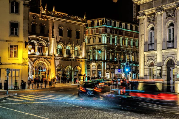 Lisbon, Portekiz - 15 Nisan 2018. İnsanların önünde Rossio tren istasyonu Lizbon Portekiz Neo-Manuelin stil cephe.