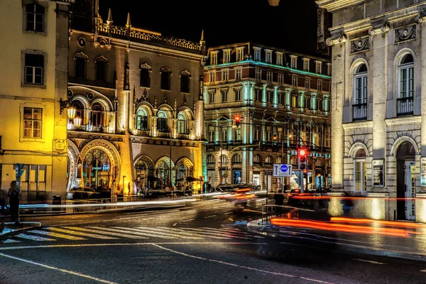 Lisbon, Portekiz - 15 Nisan 2018. İnsanların önünde Rossio tren istasyonu Lizbon Portekiz Neo-Manuelin stil cephe.
