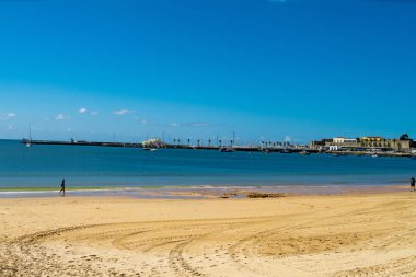 Yumuşak beyaz kum plaj, deniz manzarası arka plan üzerinde mavi okyanus dalgası