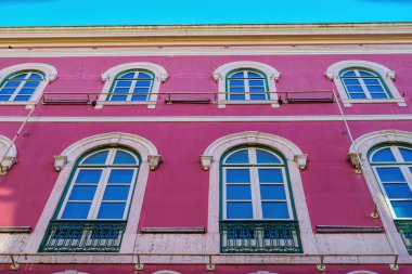 Vintage mimari klasik cephe. Kırmızı cephe .