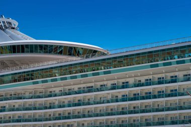 Güneşli bir gün denizde büyük cruise liner parçası. 