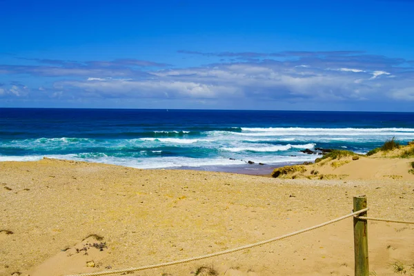 Zand Strand Blauwe Hemel Zachte Golf Van Blauwe Oceaan Aan — Stockfoto