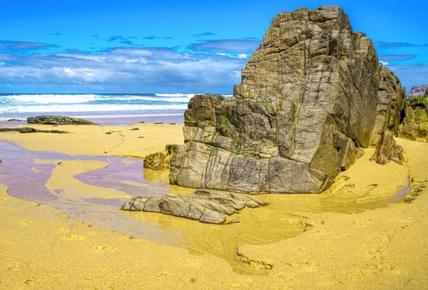 Tropisch Strand Met Stenen Uitzicht Het Zand Strand Met Bewolkte — Stockfoto