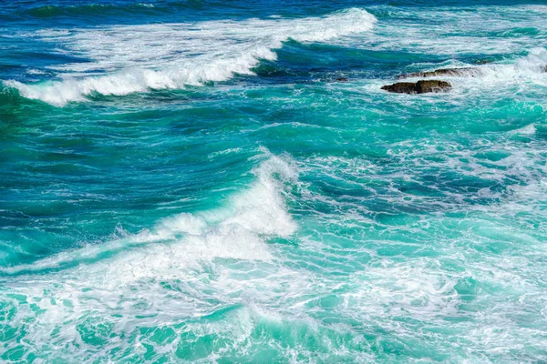 Salpicaduras Agua Mar Con Olas Espumosas Textura Superficie Agua — Foto de Stock