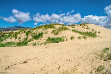 Beyaz bulutların üzerinde dunes üzerinde mavi gökyüzü