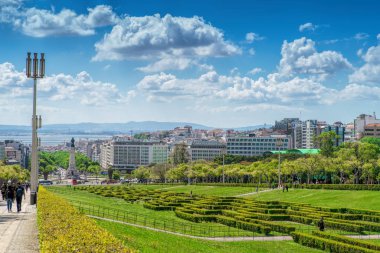 Eğimli doğal park yürüyüş yolları ağaçlı featuring. Lizbon Portekiz
