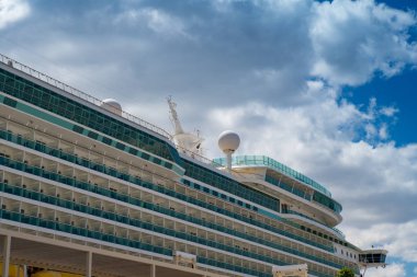 Güneşli bir gün denizde büyük cruise liner parçası. 