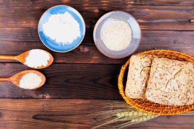 ahşap arka plan üzerinde bir sepet içinde taze ekmek