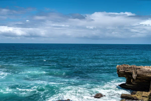 阳光明媚的夏日 海浪拍打着大海的岩石海岸 — 图库照片