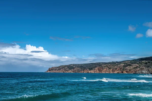 阳光明媚的夏日 海浪拍打着大海的岩石海岸 — 图库照片