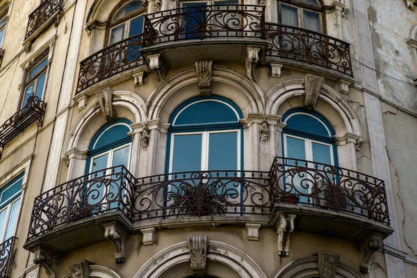 Die Außenfassade Eines Backsteingebäudes Mit Großen Fenstern — Stockfoto