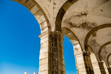 Eski bir taş kemer görünümünü