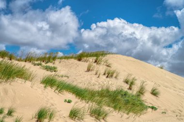 Beyaz bulutların üzerinde dunes üzerinde mavi gökyüzü