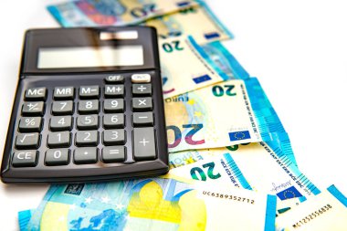 finansal analiz kavramı para hesap makinesi ve euro