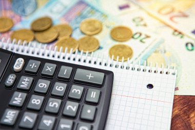 Para, ahşap masa, Finansal arka plan kavramı hesap makinesi