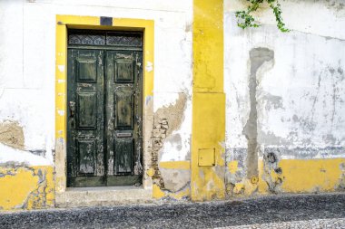 Eski bir taş duvar cephe vintage bir kapıda.
