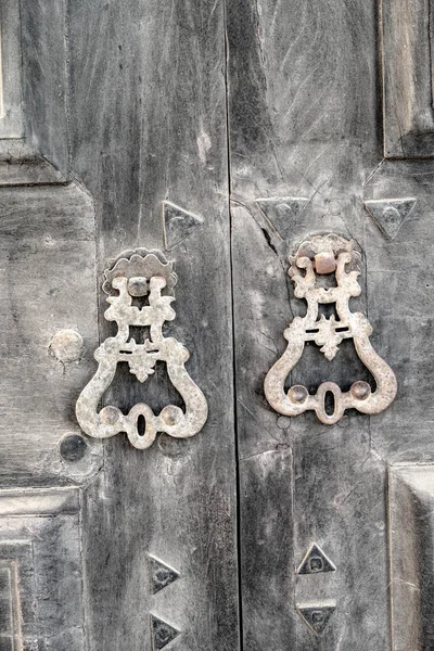 Старая Деревянная Входная Дверь Антикварной Дверной Ручкой — стоковое фото