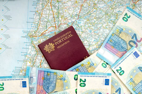 Portekizce Pasaport Euro Banknot Bir Coğrafi Harita Üzerinde — Stok fotoğraf