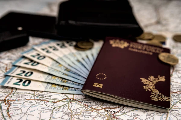 Pasaporte Biométrico Con Euro Moneda Con Mapa Antecedentes — Foto de Stock