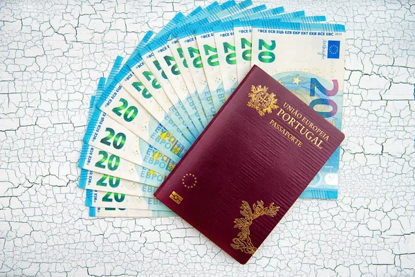 Pasaporte Biométrico Con Euro Moneda Fondo Agrietado — Foto de Stock