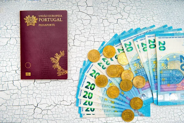 Passaporte Biométrico Com Moeda Euro Fundo Rachado — Fotografia de Stock