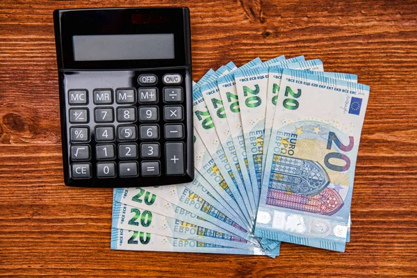 Kontanter Och Kalkylator Foto Ett Gäng Kontanter Och Miniräknare Finansiell — Stockfoto