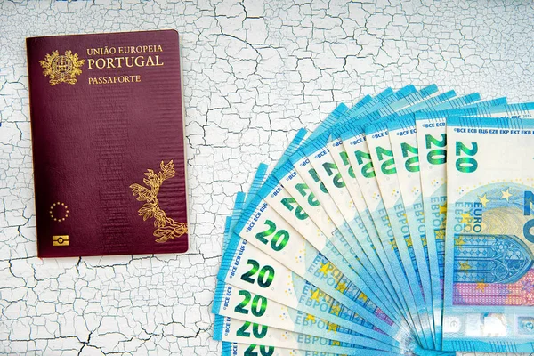 Pasaporte Biométrico Con Euro Moneda Fondo Agrietado —  Fotos de Stock