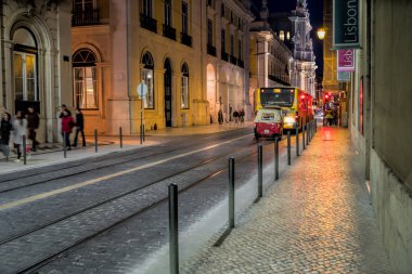 Lizbon - 01 Nisan 2018: Lizbon gece sokakları tramvay rayları ile ve eski evler 01 Nisan 2018 Lizbon, Portekiz.