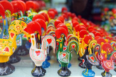 Lizbon - 01 Nisan 2018: Tipik Portekizce Hatıra Eşyası alıcılar katılımı için bir gösteri pencere üzerinde sunulmaktadır
