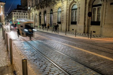 Lizbon - 01 Nisan 2018: Lizbon gece sokakları tramvay rayları ile ve eski evler 01 Nisan 2018 Lizbon, Portekiz.