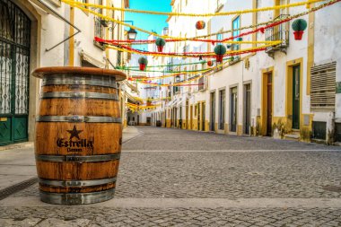 Evora, Portekiz - 7 Haziran 2018: Sokak görünümü Evora, Portekiz tarihi merkezi. Evora Unesco Dünya mirası olduğunu.