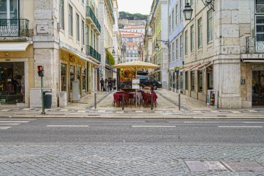 Lizbon - 01 Nisan 2018: Lizbon, Portekiz tarihi merkezinde dar bir sokak görünümünü.