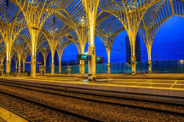 Lisbon, Portekiz - 15 Nisan 2018. Gare yapmak Oriente tren istasyonu gece Lizbon, Portekiz